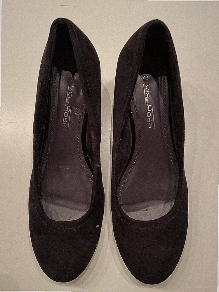 Via della Rosa • Schwarze Velour Pumps mit Keilabsatz • Größe 42