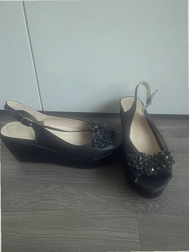 Via Giulia Sandalen Slingback Blütenapplilationen Niete Keilabsatz Gr.39 schwarz