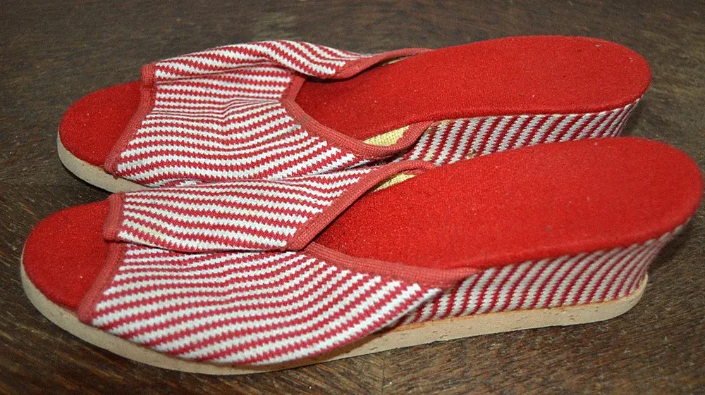 Vintage DDR Damen Hausschuhe Keilabsatz Keilpantoletten Gr. 26