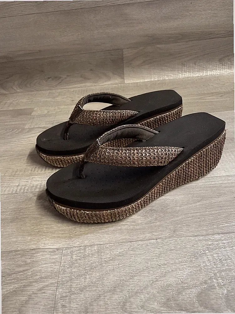 Volatile Island Keilsandalen gewebt braun Raffia Plateau Riemen Damengröße 8