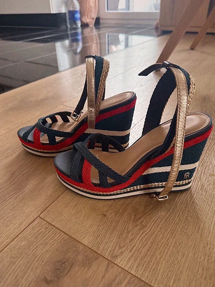 w.Neu Tommy Hilfinger Damen Keilabsatz-Sandalen – Sommer – Blau/Rot/Gold