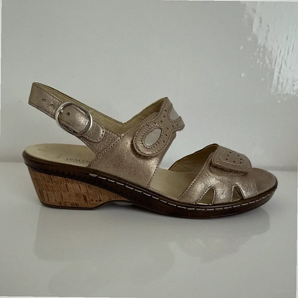 Waldläufer Damen Sandalen Leder Weite H Keilabsatz Taupe Metallic Gr. 38 UK 5