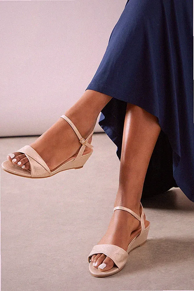 Wallis Damen Sandalen Gold Weite Passform Niedriger Keilabsatz Weich Twist Elegant