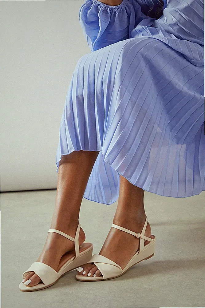 Wallis Damen Sandalen Knochen, Breit Passform, niedriger Keilabsatz, weicher Twist, elegant