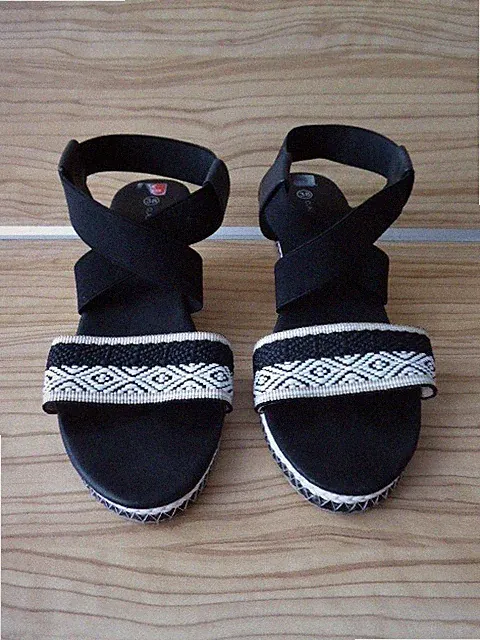 weiß-creme-beige Sandalette mit Keilabsatz in Gr. 38 - neu