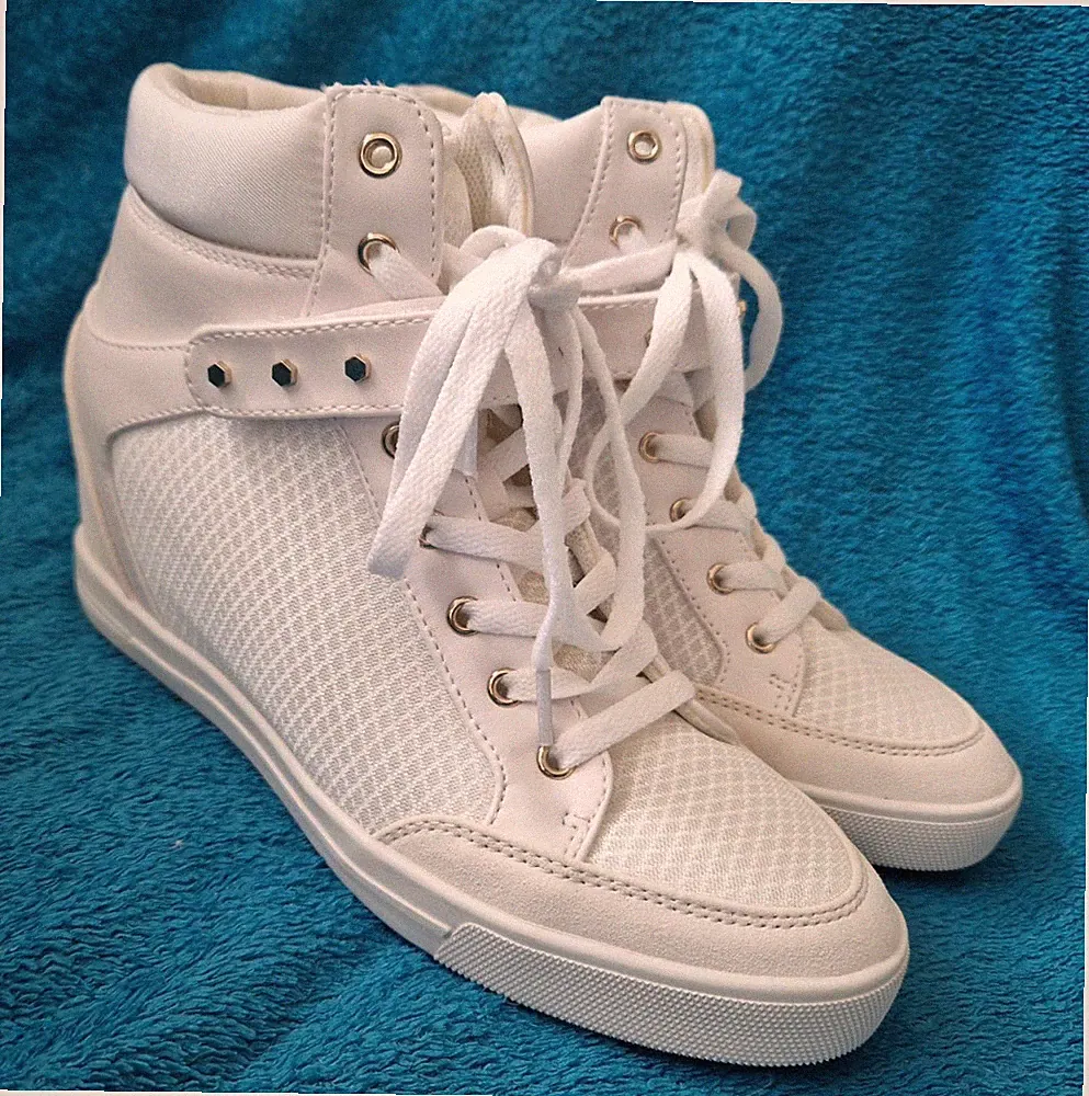 Weiße Guess-Sneaker mit Keilabsatz in Gr. 41