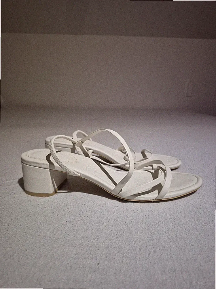 Weiße Sandale mit kleinem Blockabsatz (getragen)
