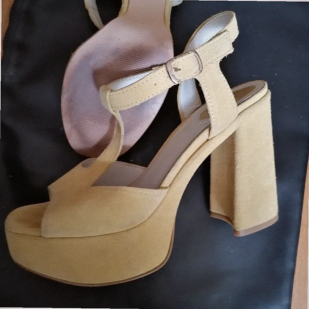 Wildleder Keilabsatz Sandalen gelb. Nummer 37 IT