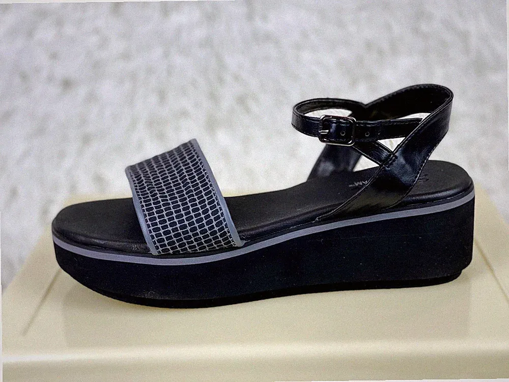 Women's Skechers BLACK Wedge Heel Ankle Strap Platform Sandals Size 9