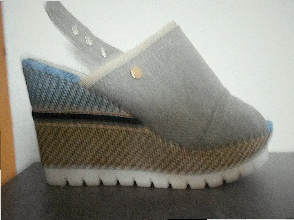 Wunderschöne Sandalen mit Keilabsatz aus Stoff der Schuhgröße 39