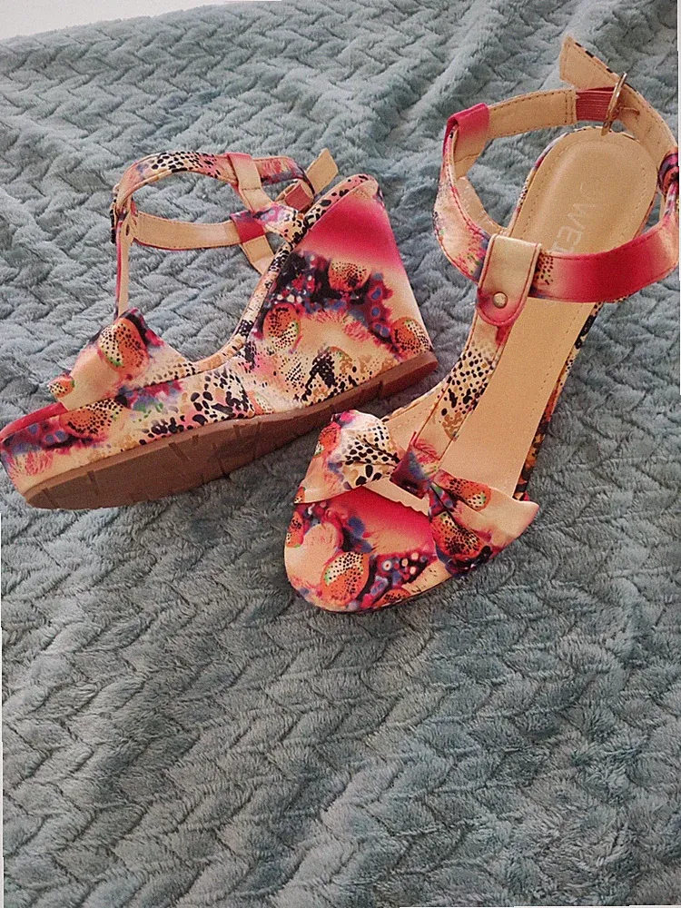 Wunderschöne Wedges Pumps Sandalen Schuhe Keilabsatz In Größe 41 Ungetragen Neu