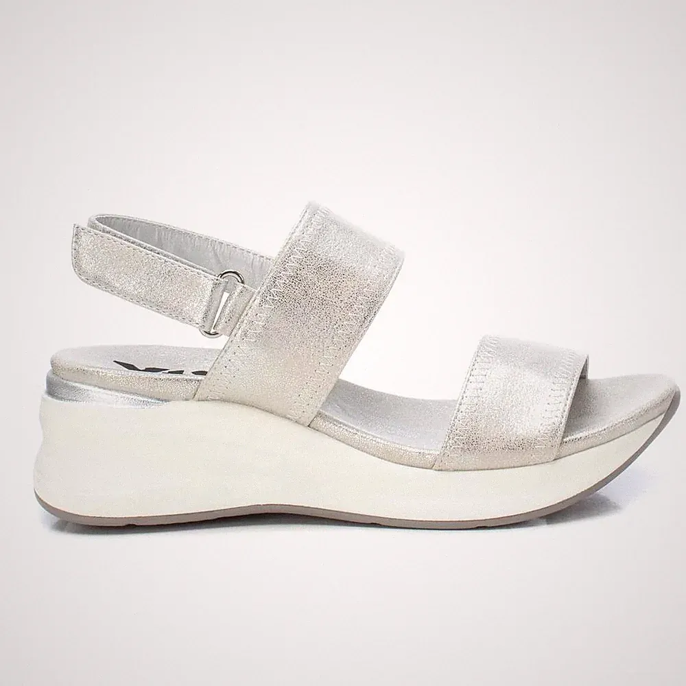XTI Damen Sport-Sandalen Mit Zeheschuh Keilabsatz Kautschuk Vegan Silber 5,5 cm