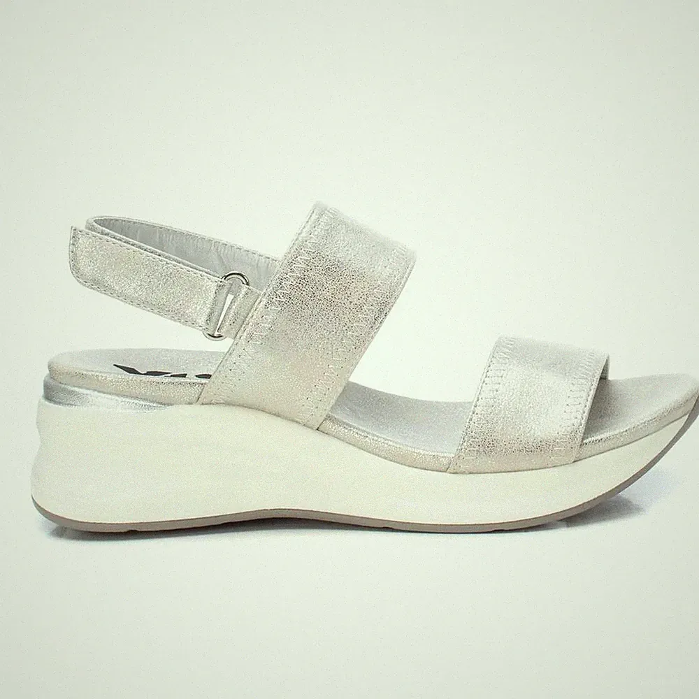 XTI Damen Sportliche Keilabsatz Sandalen Gummi Bequem Vegan1 Silber 43723