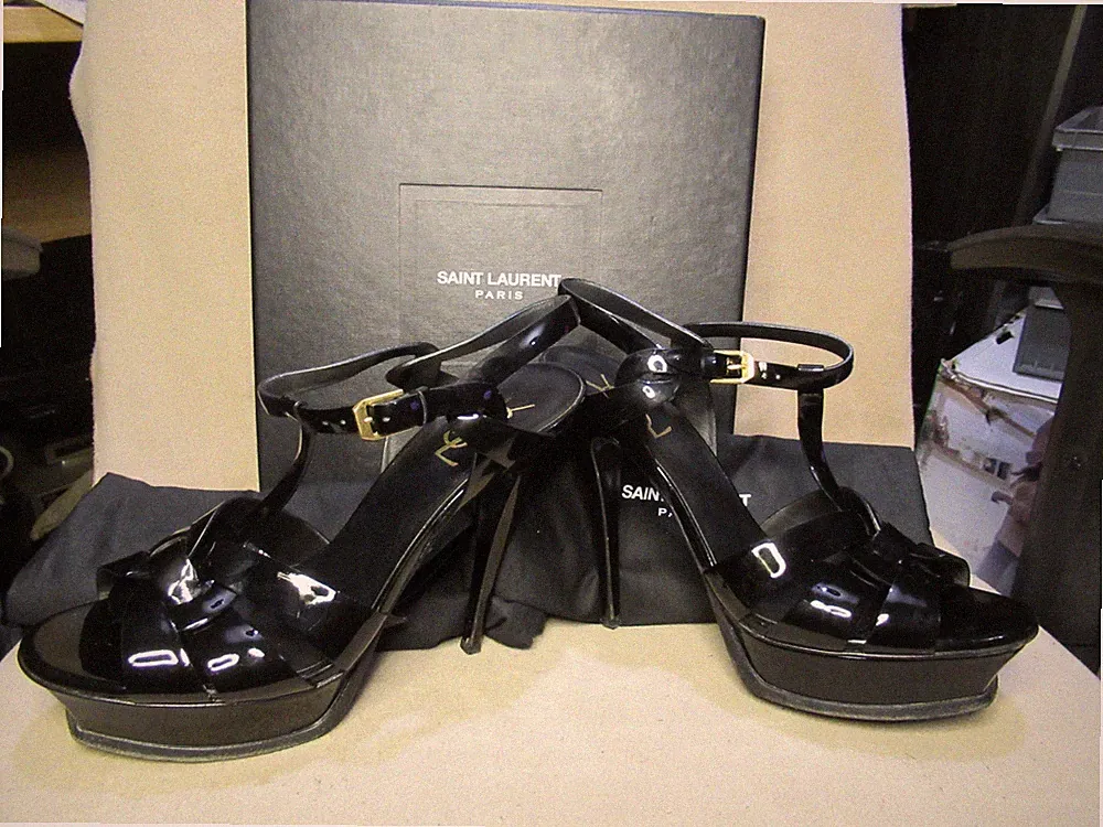 YSL - SAINT LAURENT 135 TRIBUTE SCHWARZ LACK PLATEAU SANDALEN GR 39 1/2