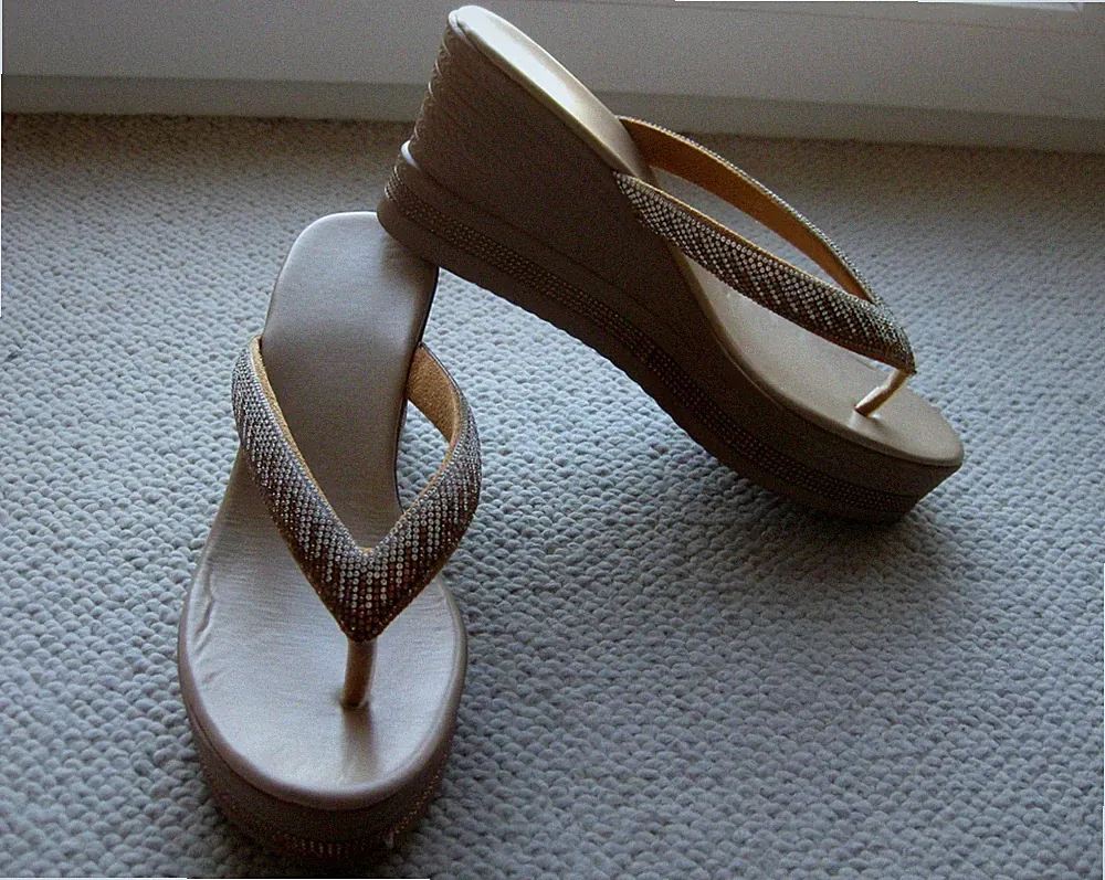 Zehentrenner Sandale mit Keilabsatz braun Gr. 42/43 *NEU*
